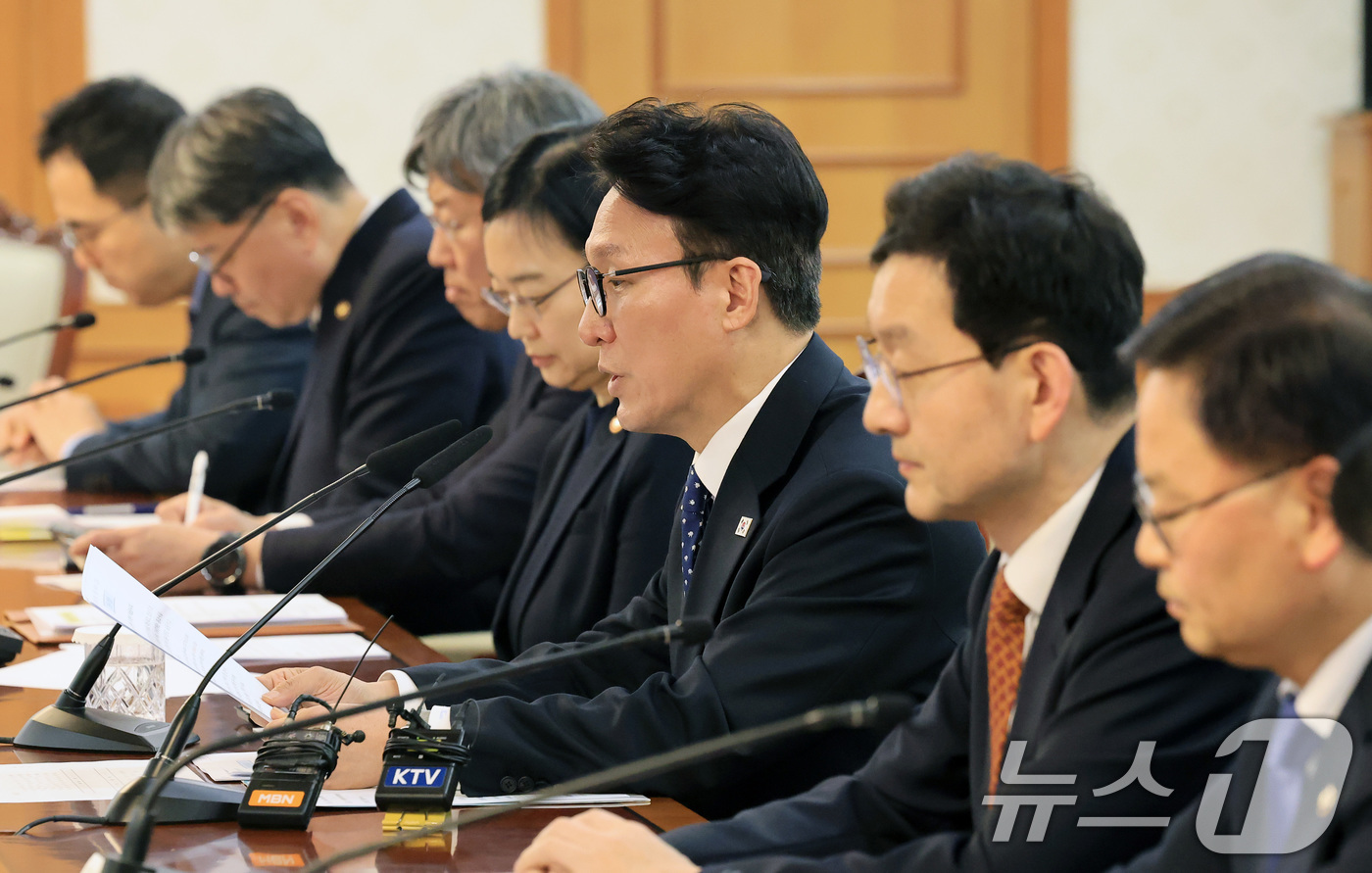 (서울=뉴스1) 임세영 기자 = 김민석 국무총리가 3일 서울 종로구 정부서울청사에서 열린 중동 상황점검 관련 긴급 관계부처회의에서 모두발언을 하고 있다. 2026.3.3/뉴스1