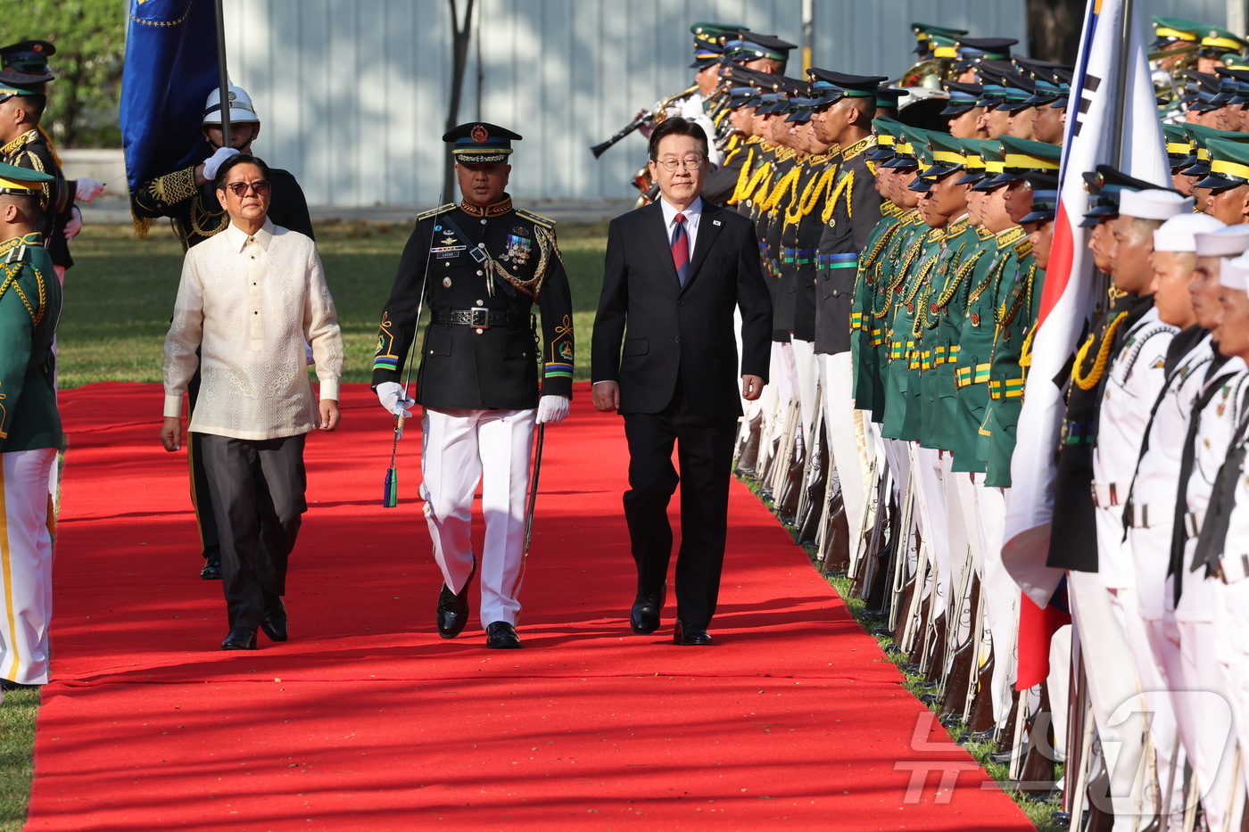 (마닐라(필리핀)=뉴스1) 허경 기자 = 필리핀을 국빈 방문한 이재명 대통령이 3일(현지시간) 필리핀 마닐라 말라카냥궁에서 열린 공식환영식에서 의장대를 사열하고 있다. 2026.3 …