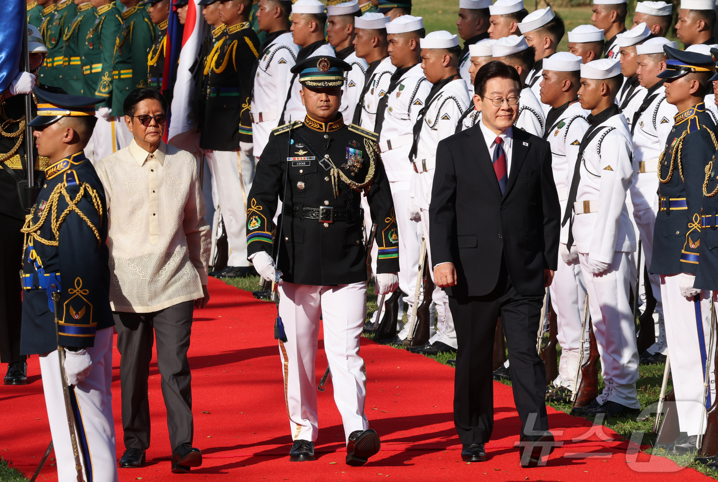 (마닐라(필리핀)=뉴스1) 허경 기자 = 필리핀을 국빈 방문한 이재명 대통령이 3일(현지시간) 필리핀 마닐라 말라카냥궁에서 열린 공식환영식에서 의장대를 사열하고 있다. 2026.3 …