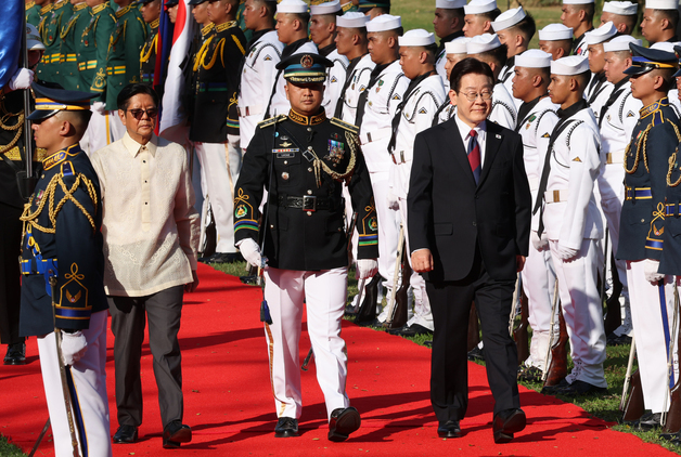 필리핀 의장대 사열하는 이재명 대통령