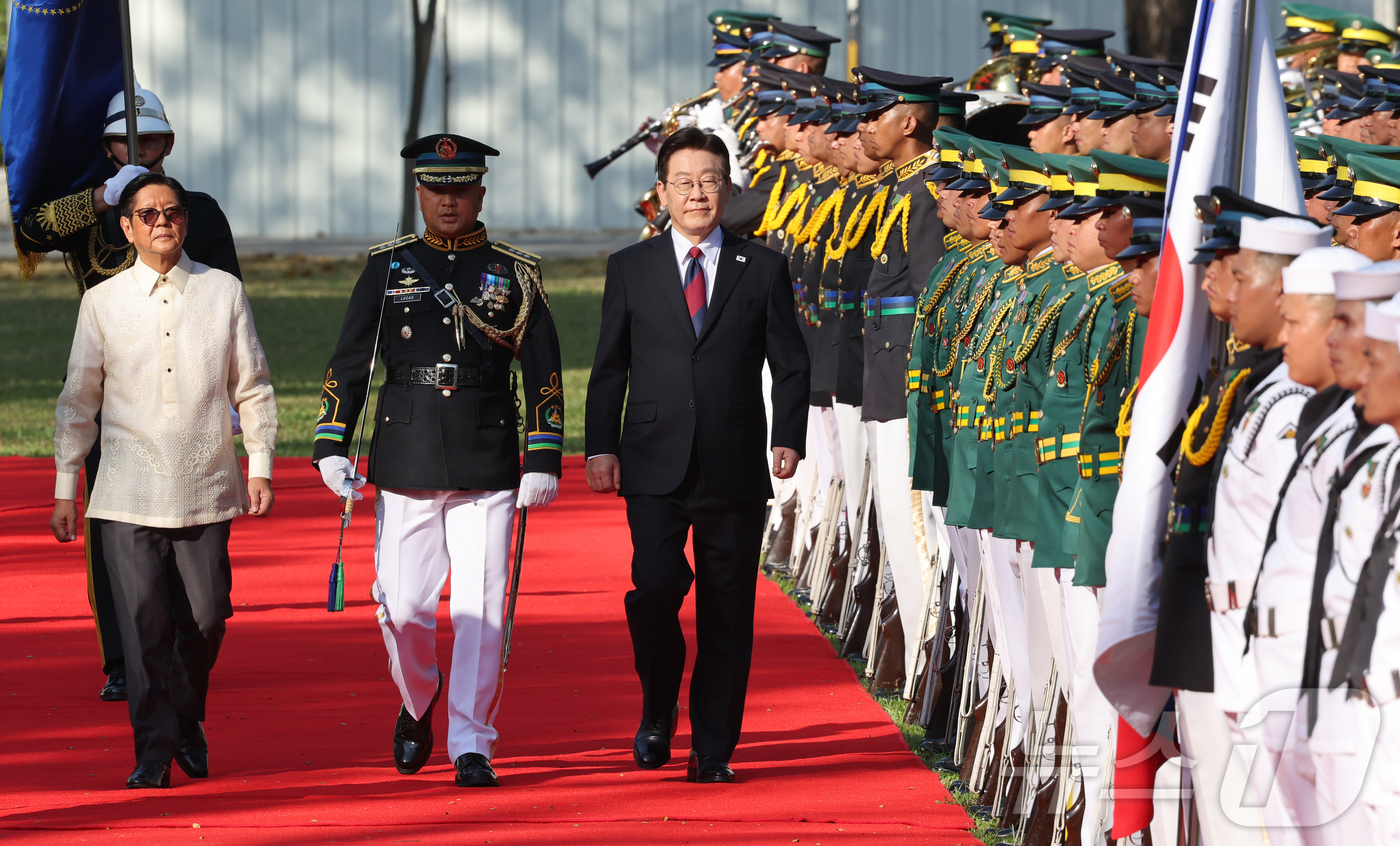 (마닐라(필리핀)=뉴스1) 허경 기자 = 필리핀을 국빈 방문한 이재명 대통령이 3일(현지시간) 필리핀 마닐라 말라카냥궁에서 열린 공식환영식에서 의장대를 사열하고 있다. 2026.3 …