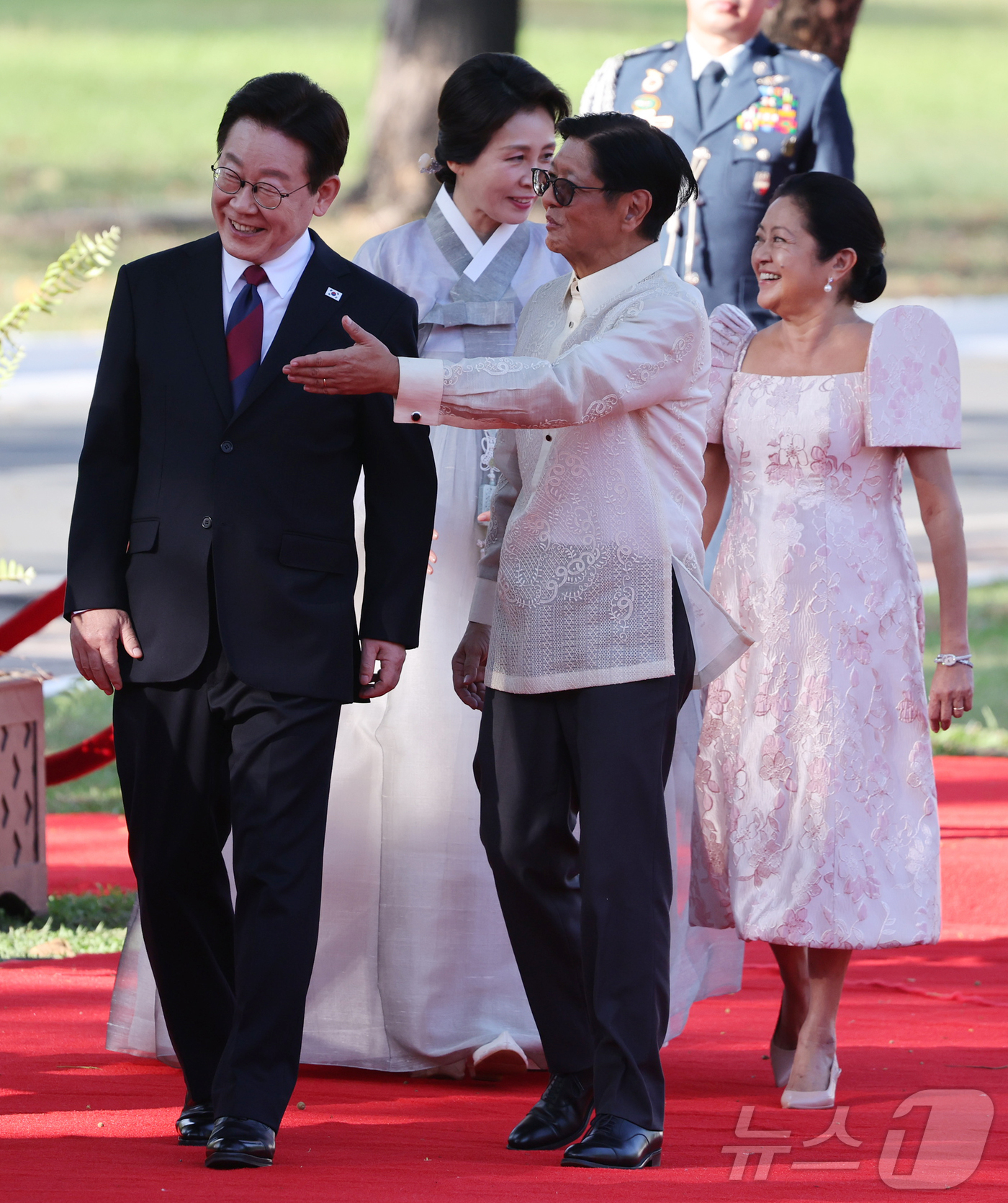 (마닐라(필리핀)=뉴스1) 허경 기자 = 필리핀을 국빈 방문한 이재명 대통령이 3일(현지시간) 필리핀 마닐라 말라카냥궁에서 열린 공식환영식에서 페르디난드 마르코스 주니어 대통령의 …