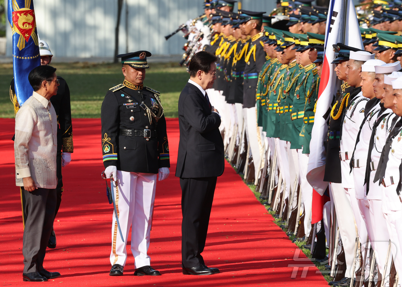 (마닐라(필리핀)=뉴스1) 허경 기자 = 필리핀을 국빈 방문한 이재명 대통령이 3일(현지시간) 필리핀 마닐라 말라카냥궁에서 열린 공식환영식에서 의장대를 사열하던 중 국기에 경례하고 …
