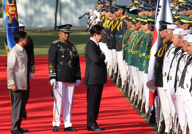 국기에 경례하는 이재명 대통령
