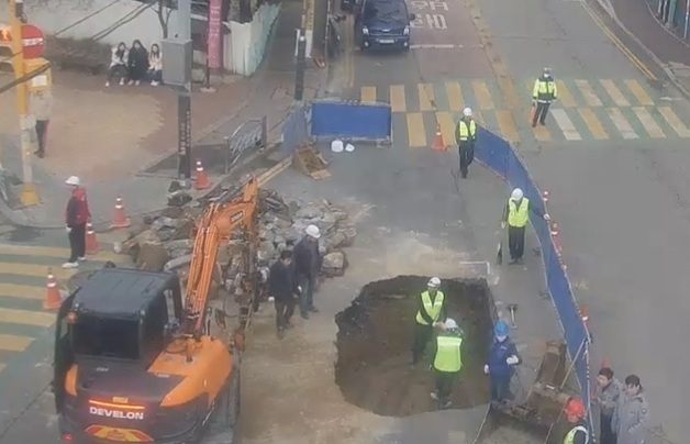 부천 오정구청 일대 도로 1m 깊이 싱크홀 발생…원인 조사 중