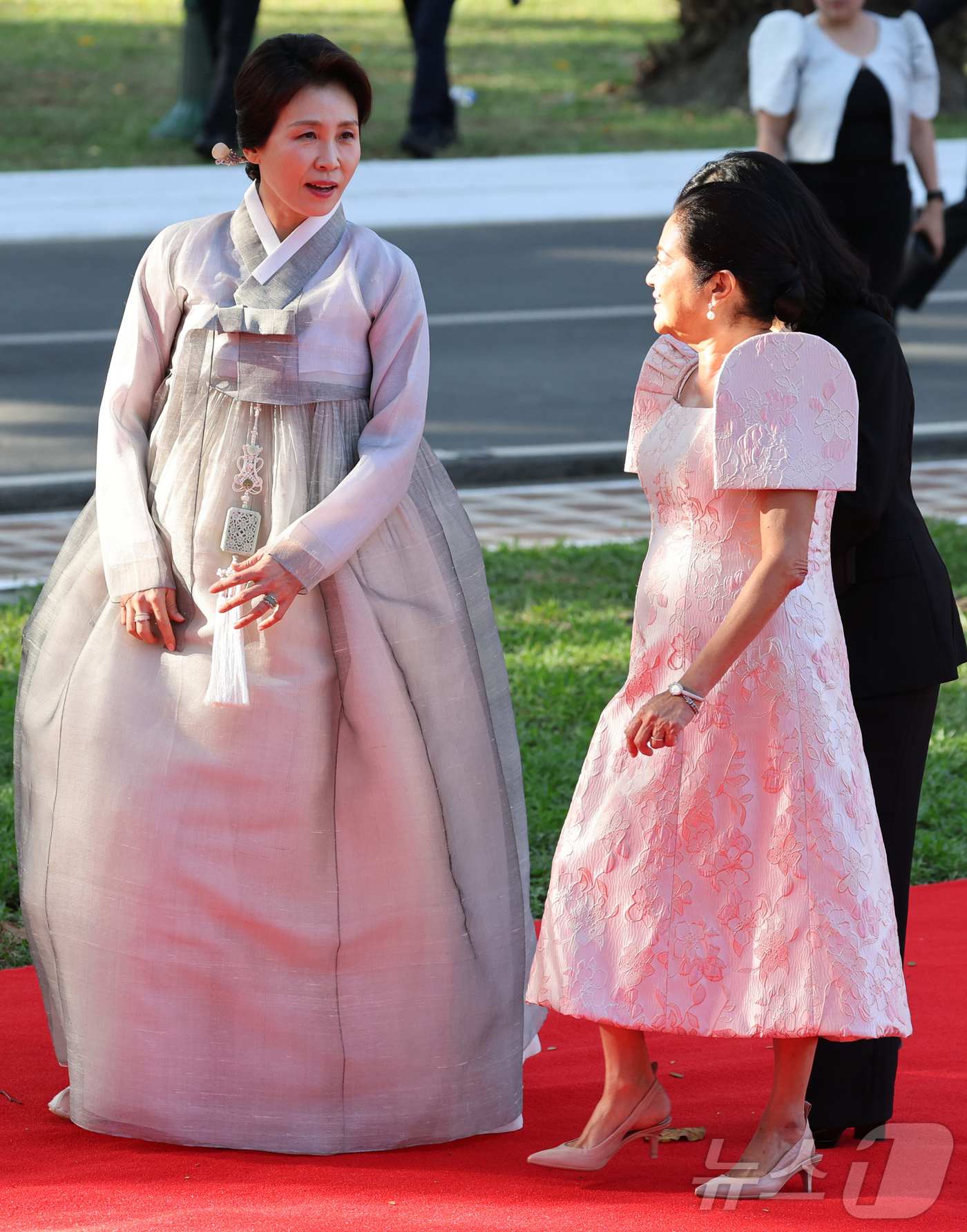 (마닐라(필리핀)=뉴스1) 허경 기자 = 김혜경 여사와 페르디난드 마르코스 주니어 필리핀 대통령의 부인 루이즈 아라네타 마르코스 여사가 3일(현지시간) 필리핀 마닐라 말라카냥궁에서 …