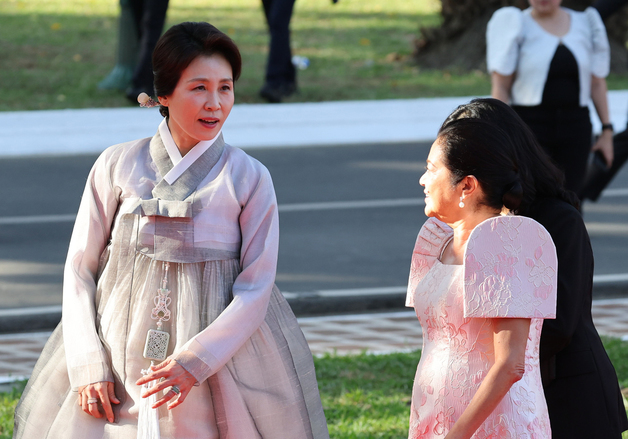 대화 나누는 김혜경 여사