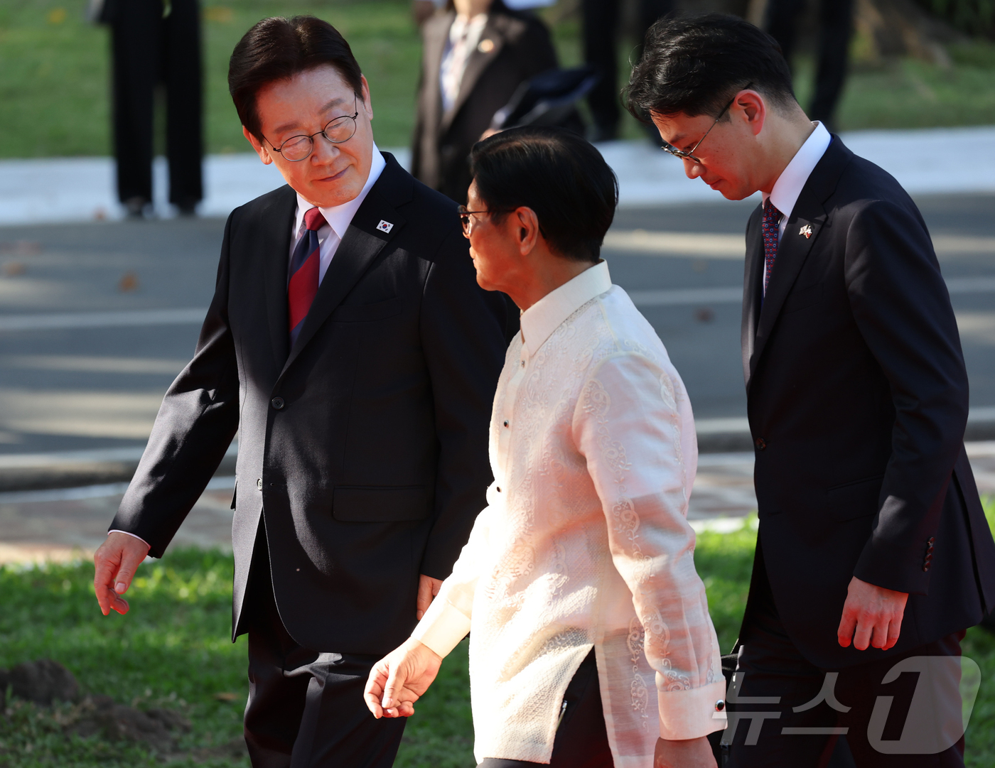 (마닐라(필리핀)=뉴스1) 허경 기자 = 이재명 대통령과 페르디난드 마르코스 주니어 필리핀 대통령이 3일(현지시간) 필리핀 마닐라 말라카냥궁에서 열린 공식환영식에서 대화를 나누고 …