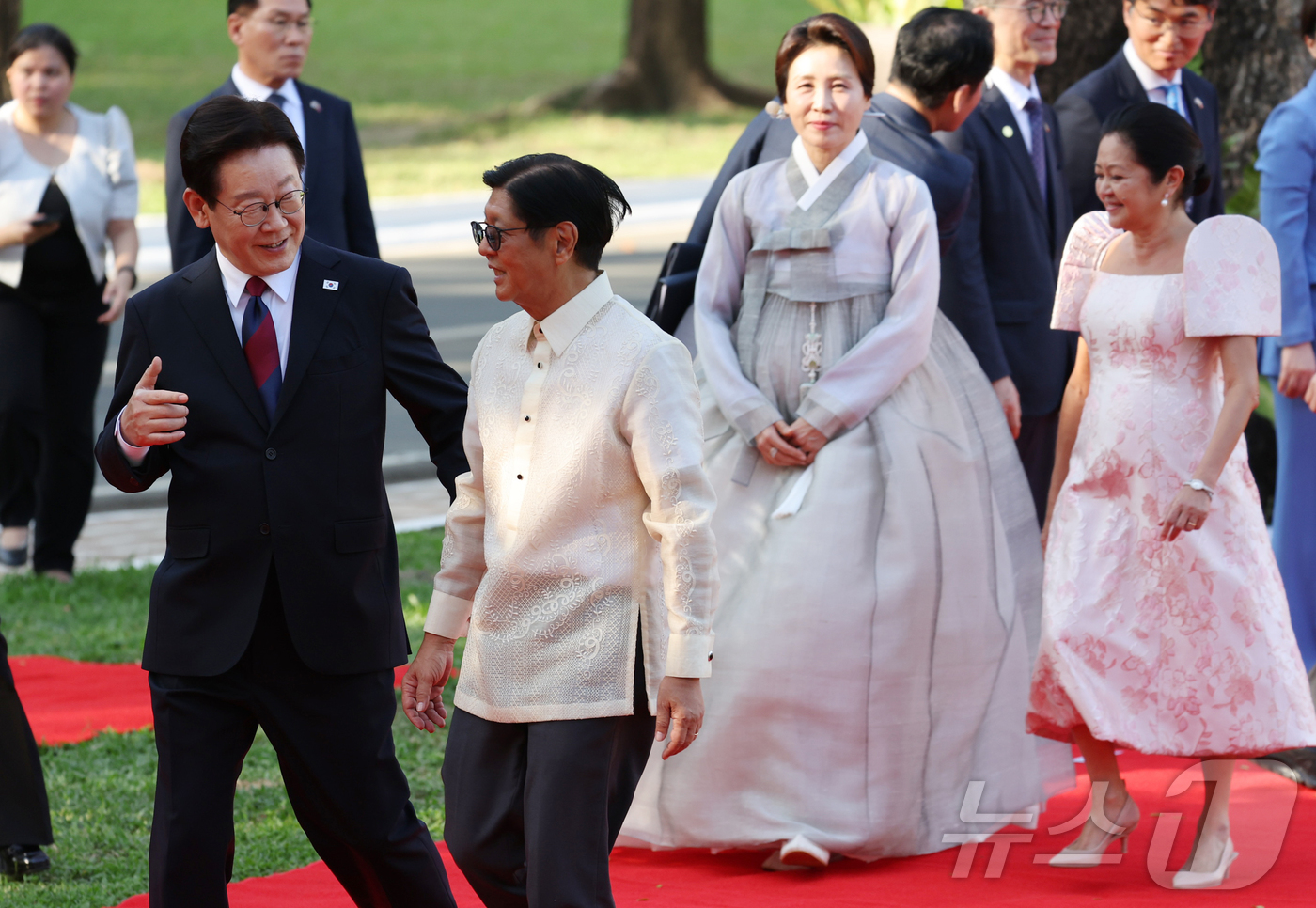 (마닐라(필리핀)=뉴스1) 허경 기자 = 이재명 대통령과 페르디난드 마르코스 주니어 필리핀 대통령이 3일(현지시간) 필리핀 마닐라 말라카냥궁에서 열린 공식환영식에서 대화를 나누고 …