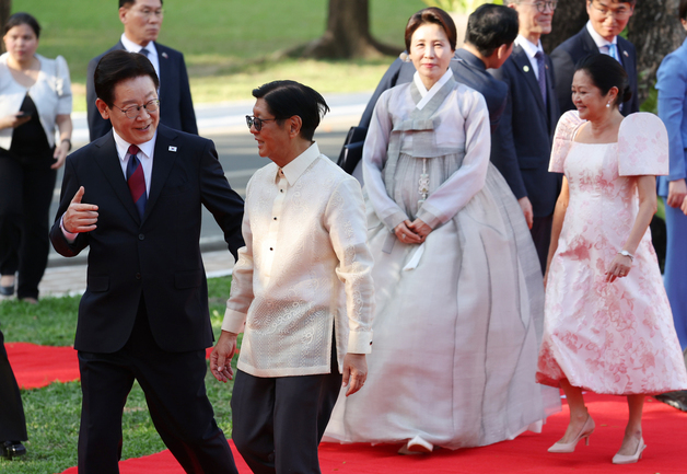 대화하는 이재명·페르디난드 마르코스 주니어 필리핀 대통령