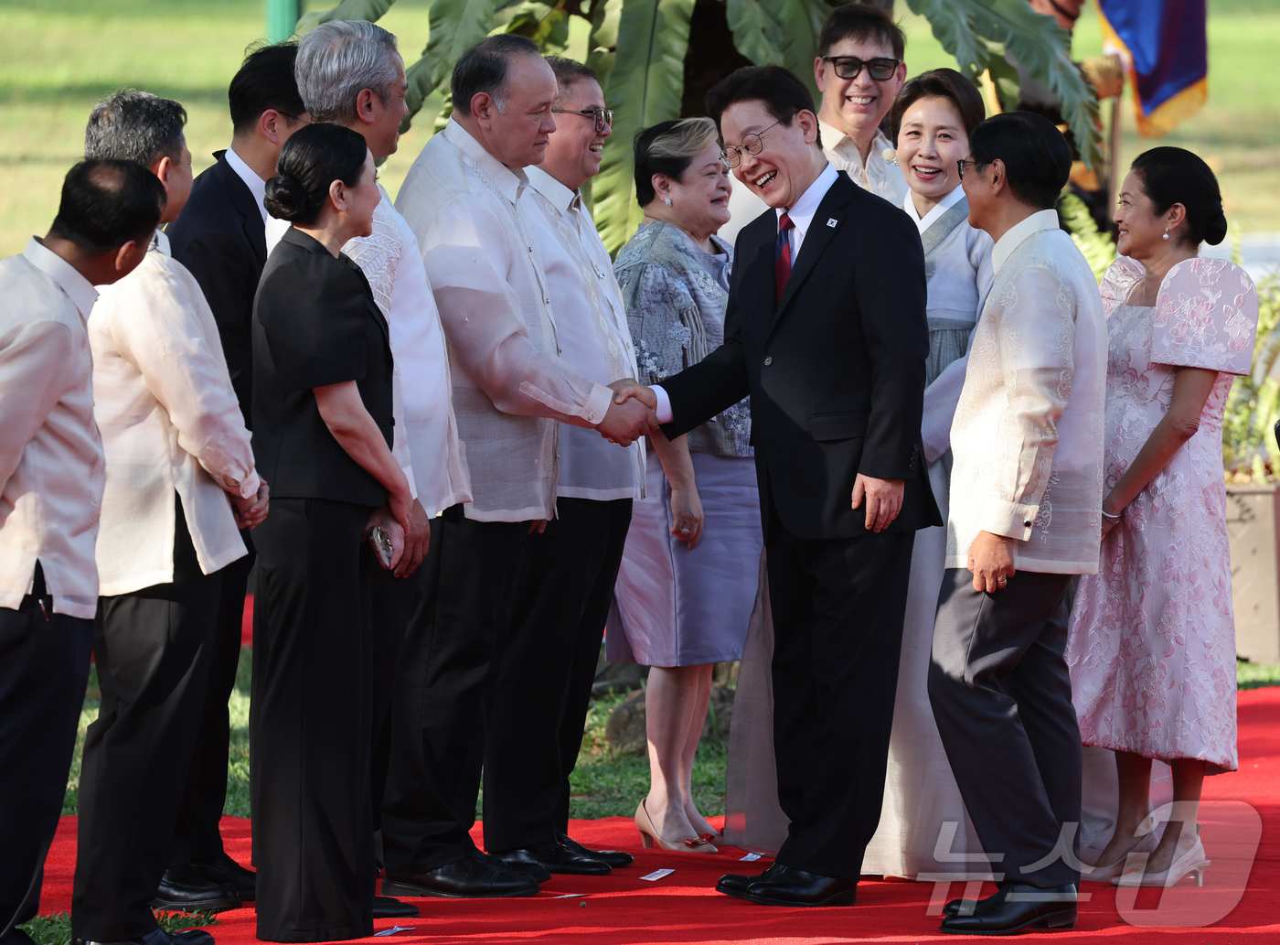 (마닐라(필리핀)=뉴스1) 허경 기자 = 이재명 대통령이 3일(현지시간) 필리핀 마닐라 말라카냥궁에서 열린 공식환영식에서 필리핀 측 인사들과 악수하고 있다. 2026.3.3/뉴스1 …