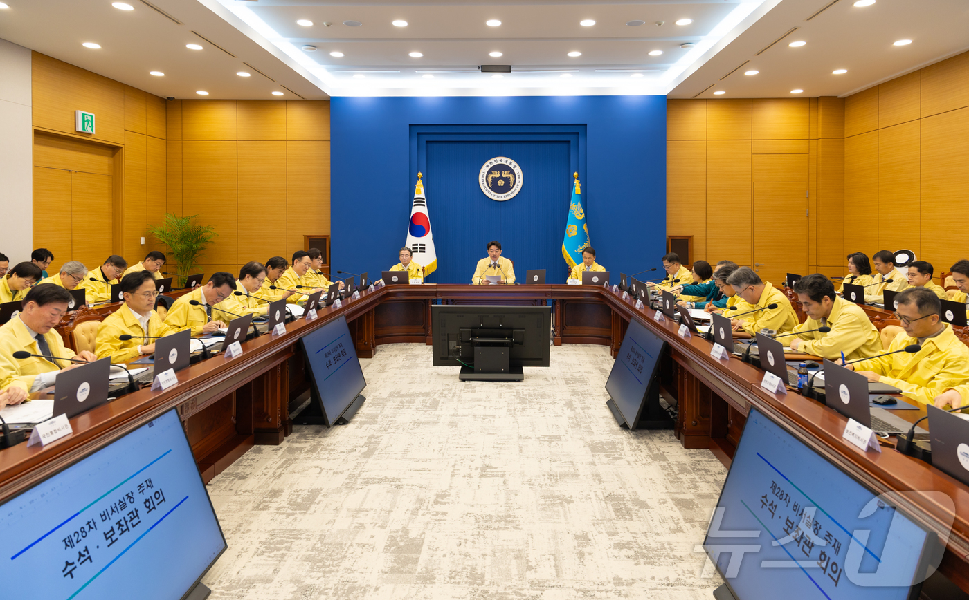 (서울=뉴스1) 이재명 기자 = 강훈식 대통령 비서실장이 3일 청와대에서 열린 수석보좌관회의에서 발언을 하고 있다. (청와대 제공. 재판매 및 DB 금지)  2026.3.3/뉴스1 …