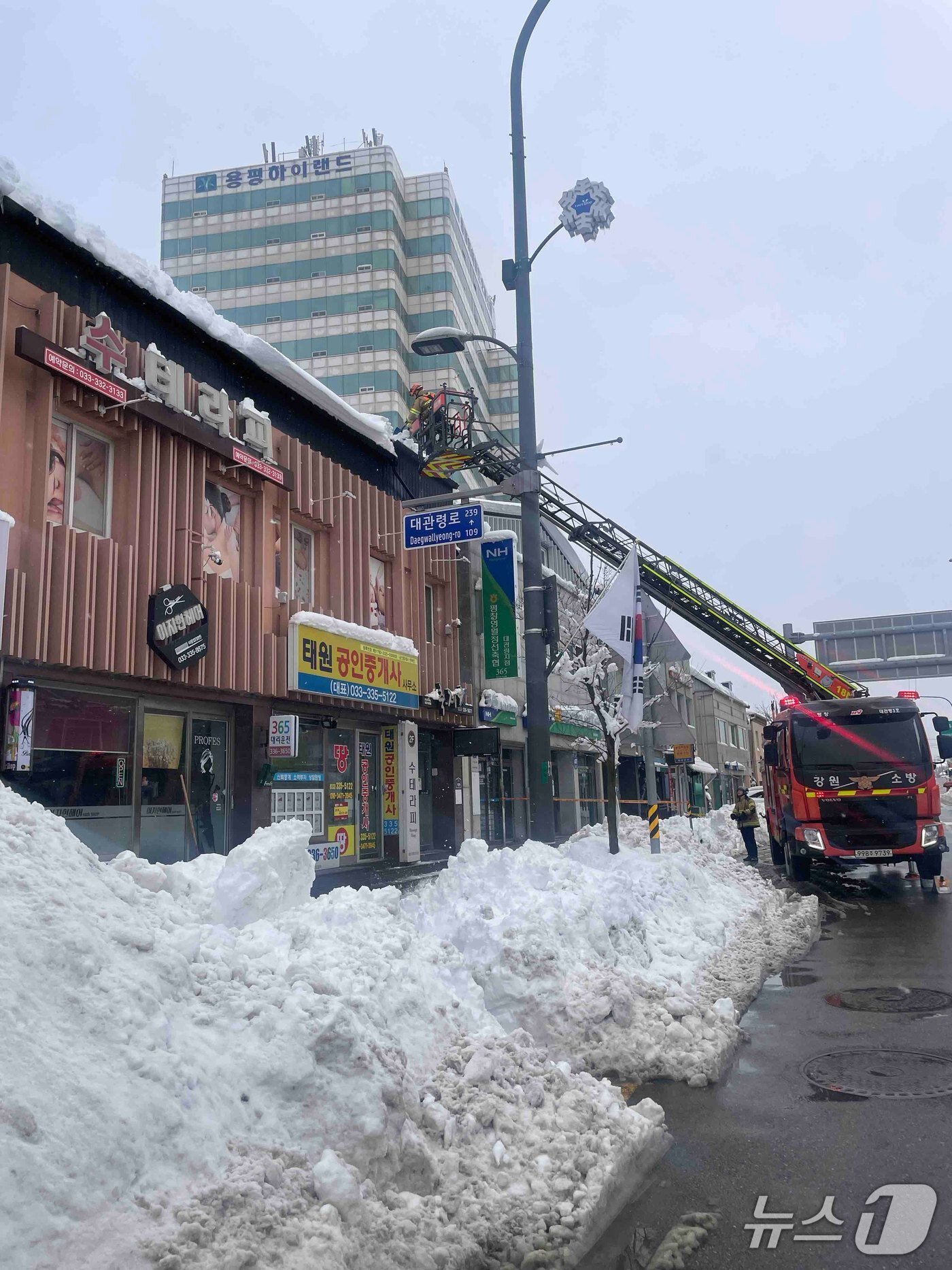 본문 이미지 - 3일 강원 평창 대관령면 횡계리 상가건물 지붕에 쌓인 눈을 치우는 소방.(강원도소방본부 제공, 재판매 및 DB 금지) 2026.3.3/뉴스1