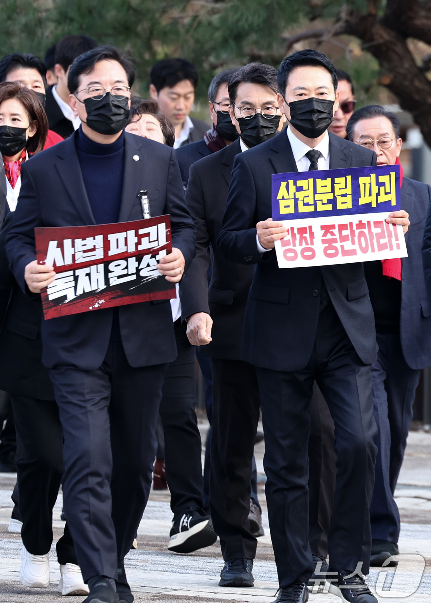 (서울=뉴스1) 최지환 기자 = 장동혁 국민의힘 대표(오른쪽), 송언석 국민의힘 원내대표가 3일 서울 종로구 청와대 사랑채 인근에서 사법독립 헌정수호를 위한 대국민 호소 국민대장정 …