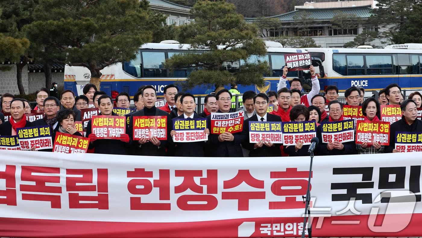 (서울=뉴스1) 최지환 기자 = 장동혁 국민의힘 대표를 비롯한 국민의힘 지도부가 3일 서울 종로구 청와대 사랑채 앞에서 사법독립 헌정수호를 위한 대국민 호소 국민대장정 도보행진을 …