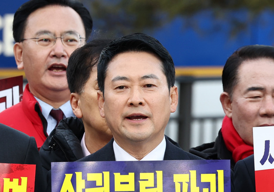 구호 외치는 장동혁 대표