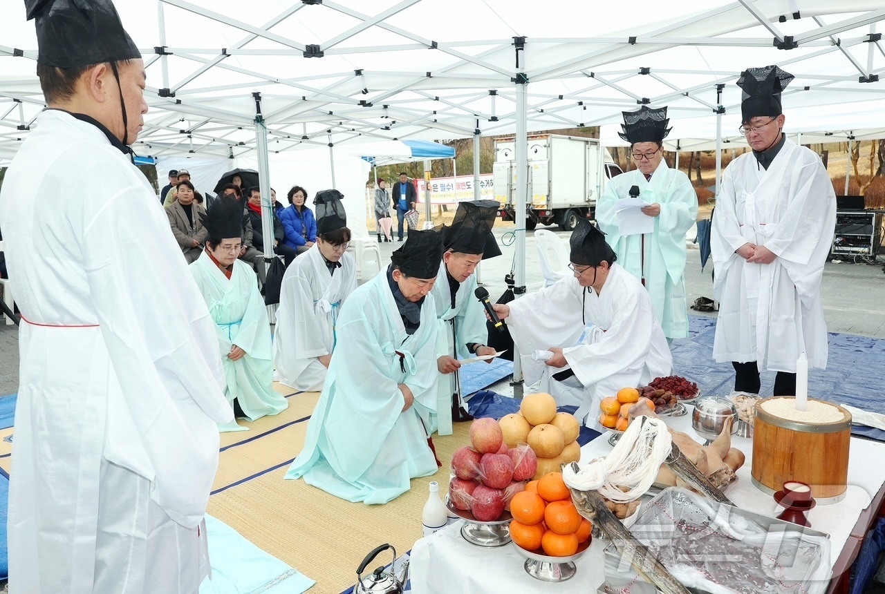 (대전=뉴스1) 김기태 기자 = 서철모 대전 서구청장이 3일 관저2동 선유근린공원 주차장에서 열린 구봉산 산신제에서 제를 올리고 있다.(대전 서구 제공. 재판매 및 DB금지) 20 …