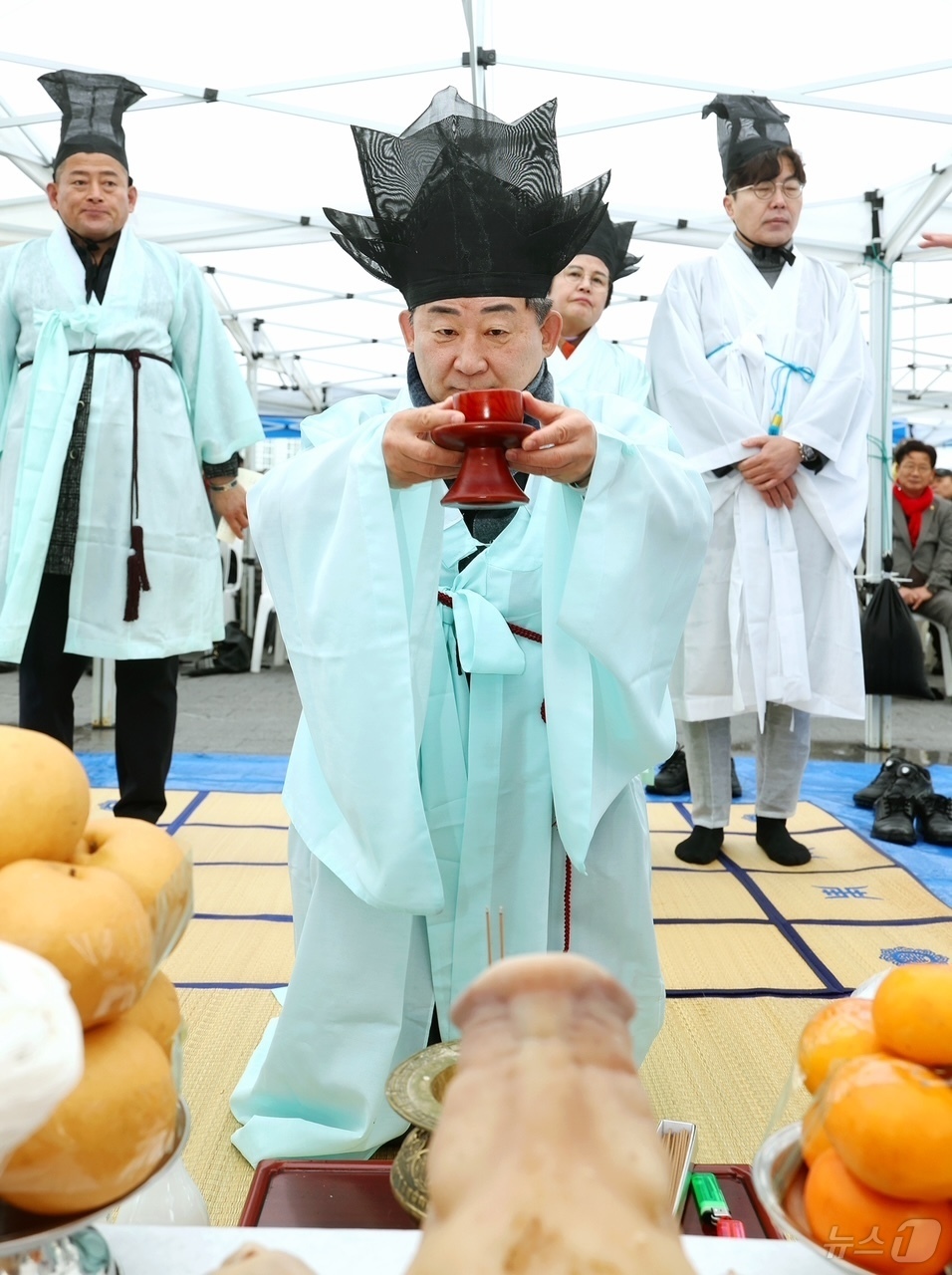 (대전=뉴스1) 김기태 기자 = 서철모 대전 서구청장이 3일 관저2동 선유근린공원 주차장에서 열린 구봉산 산신제에서 제를 올리고 있다.(대전 서구 제공. 재판매 및 DB금지) 20 …