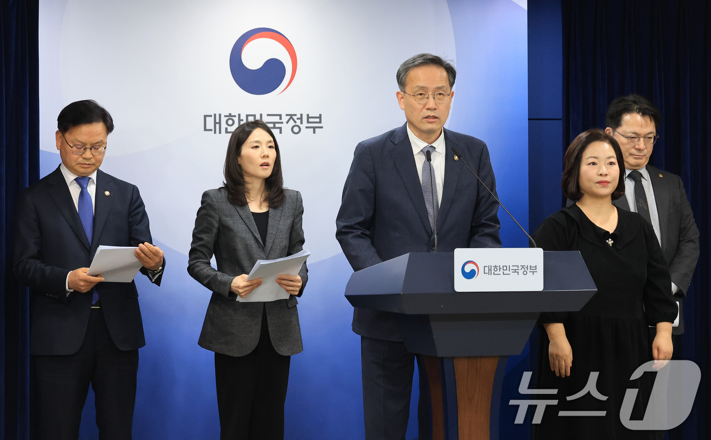 (서울=뉴스1) 임세영 기자 = 이형일 재정경제부 1차관이 3일 서울 종로구 정부서울청사에서 중동 상황점검 긴급 관계부처회의 관련 브리핑을 하고 있다. 2026.3.3/뉴스1