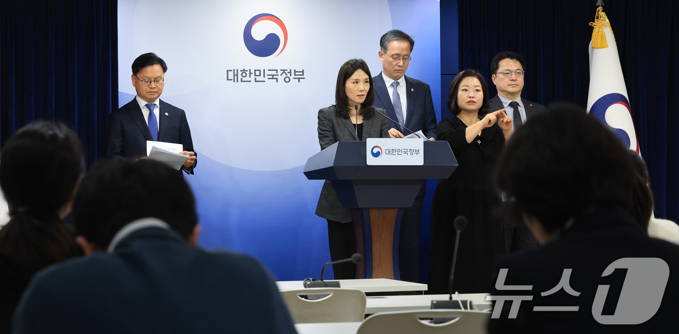 (서울=뉴스1) 임세영 기자 = 김진아 외교부 2차관이 3일 서울 종로구 정부서울청사에서 중동 상황점검 긴급 관계부처회의 관련 브리핑을 하고 있다.  2026.3.3/뉴스1