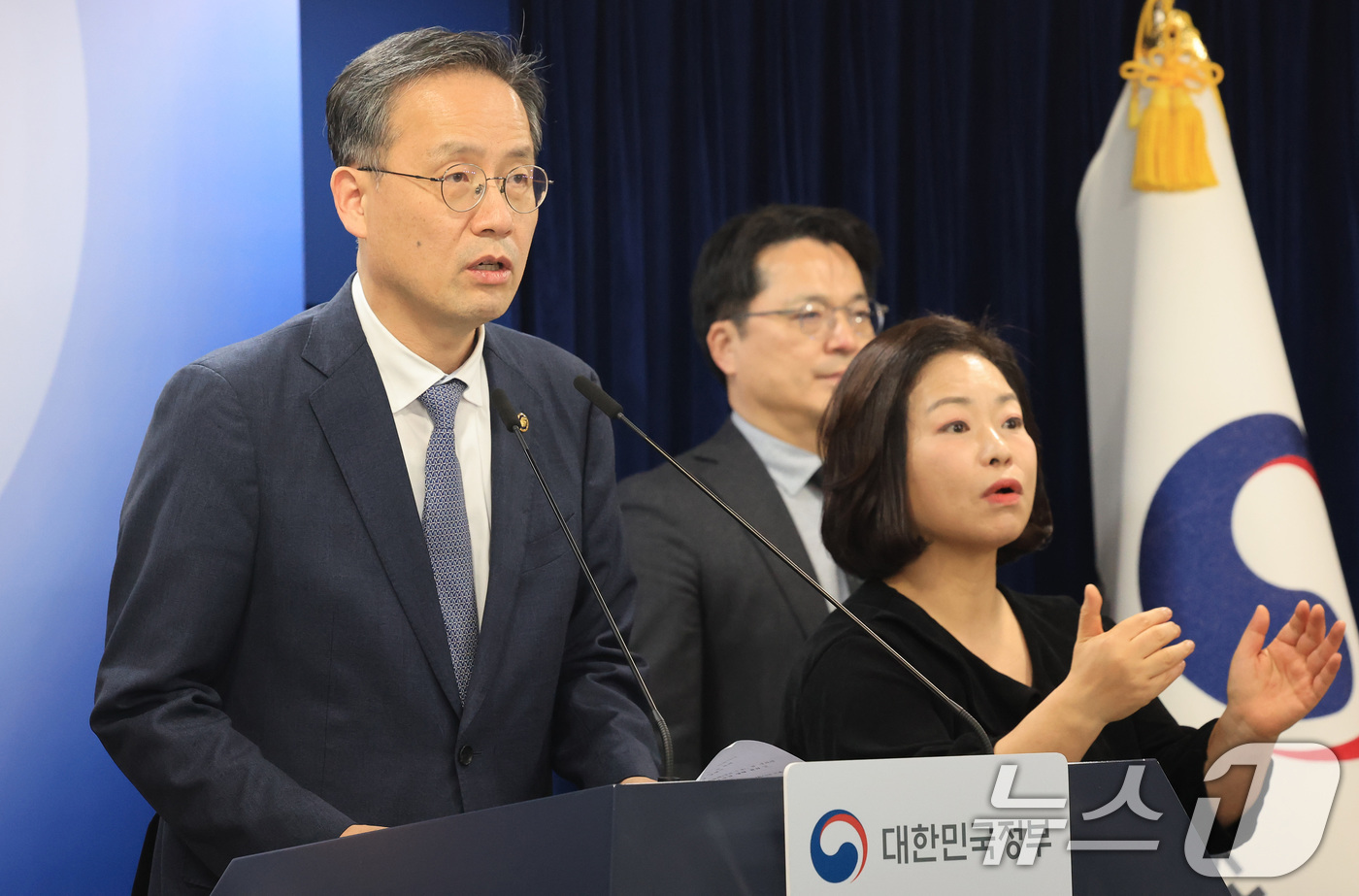 (서울=뉴스1) 임세영 기자 = 이형일 재정경제부 1차관이 3일 서울 종로구 정부서울청사에서 중동 상황점검 긴급 관계부처회의 관련 브리핑을 하고 있다. 2026.3.3/뉴스1