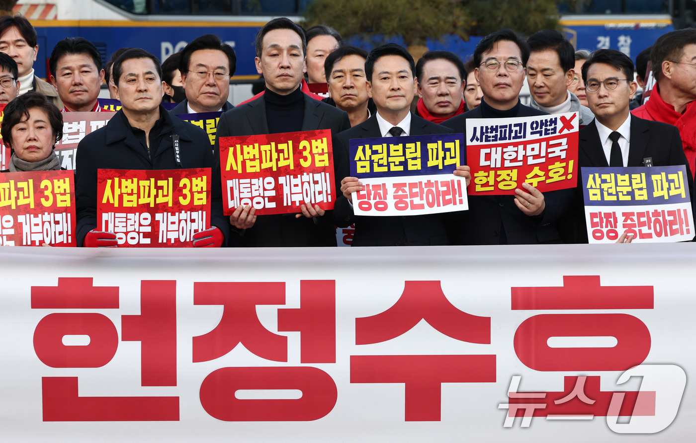 (서울=뉴스1) 최지환 기자 = 장동혁 국민의힘 대표를 비롯한 국민의힘 지도부가 3일 서울 종로구 청와대 사랑채 앞에서 사법독립 헌정수호를 위한 대국민 호소 국민대장정 도보행진을 …