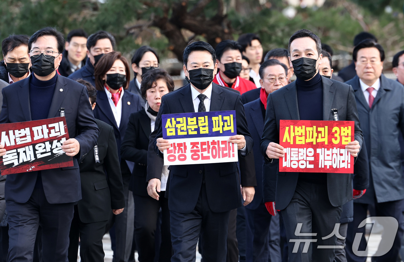 (서울=뉴스1) 최지환 기자 = 장동혁 국민의힘 대표를 비롯한 국민의힘 지도부가 3일 서울 종로구 청와대 사랑채 인근에서 사법독립 헌정수호를 위한 대국민 호소 국민대장정 도보행진을 …