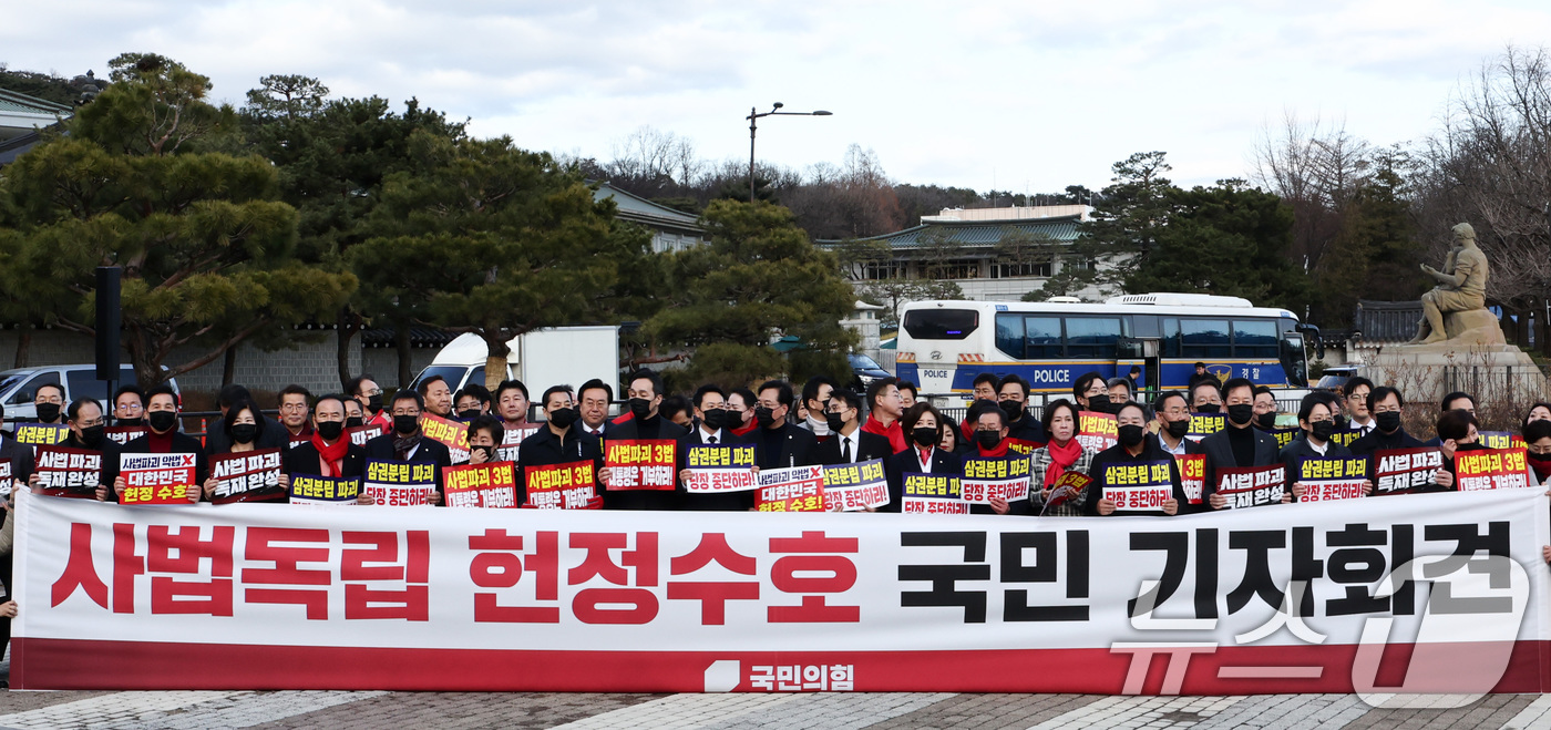 (서울=뉴스1) 최지환 기자 = 장동혁 국민의힘 대표를 비롯한 국민의힘 지도부가 3일 서울 종로구 청와대 사랑채 앞에서 사법독립 헌정수호를 위한 대국민 호소 국민대장정 도보행진을 …