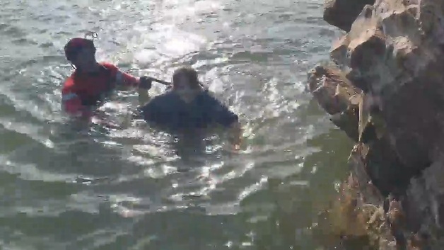 인천 영흥도 해식동굴 인근 해상서 고립된 여성 2명 구조