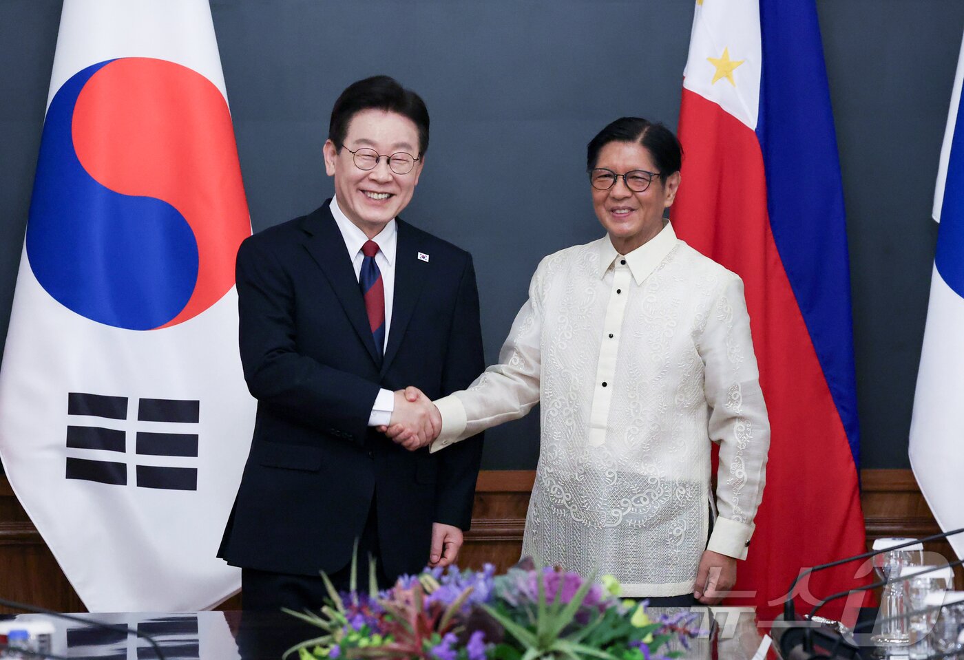 본문 이미지 - 이재명 대통령과 페르디난드 마르코스 주니어 필리핀 대통령이 3일(현지시간) 필리핀 마닐라 말라카냥궁에서 열린 한·필리핀 확대회담에 앞서 기념촬영을 하고 있다. 2026.3.3 ⓒ 뉴스1 허경 기자