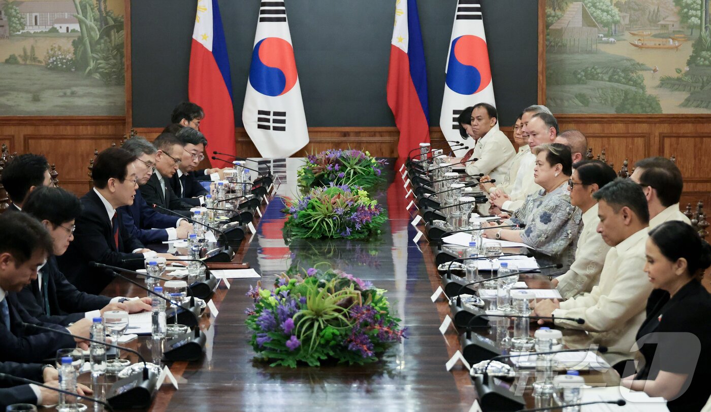 본문 이미지 - 필리핀을 국빈 방문한 이재명 대통령이 3일(현지시간) 필리핀 마닐라 말라카냥궁에서 열린 확대회담에서 발언을 하고 있다. 2026.3.3 ⓒ 뉴스1 허경 기자