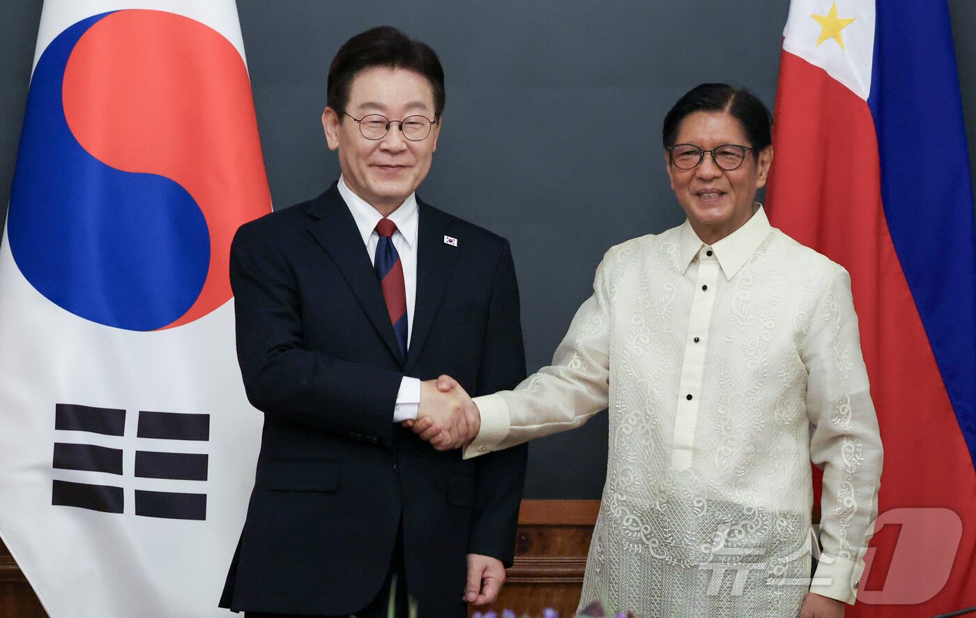 본문 이미지 - 이재명 대통령과 페르디난드 마르코스 주니어 필리핀 대통령이 3일(현지시간) 필리핀 마닐라 말라카냥궁에서 열린 한·필리핀 확대회담에 앞서 기념촬영을 하고 있다. 2026.3.3 ⓒ 뉴스1 허경 기자