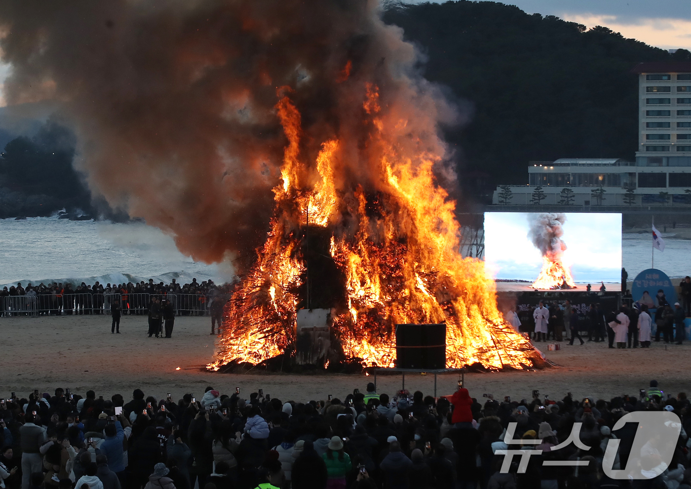 (부산=뉴스1) 윤일지 기자 = 정월대보름인 3일 오후 부산 해운대해수욕장에서 올 한해 건강과 풍요를 기원하는 달집태우기가 진행되고 있다.  2026.3.3/뉴스1