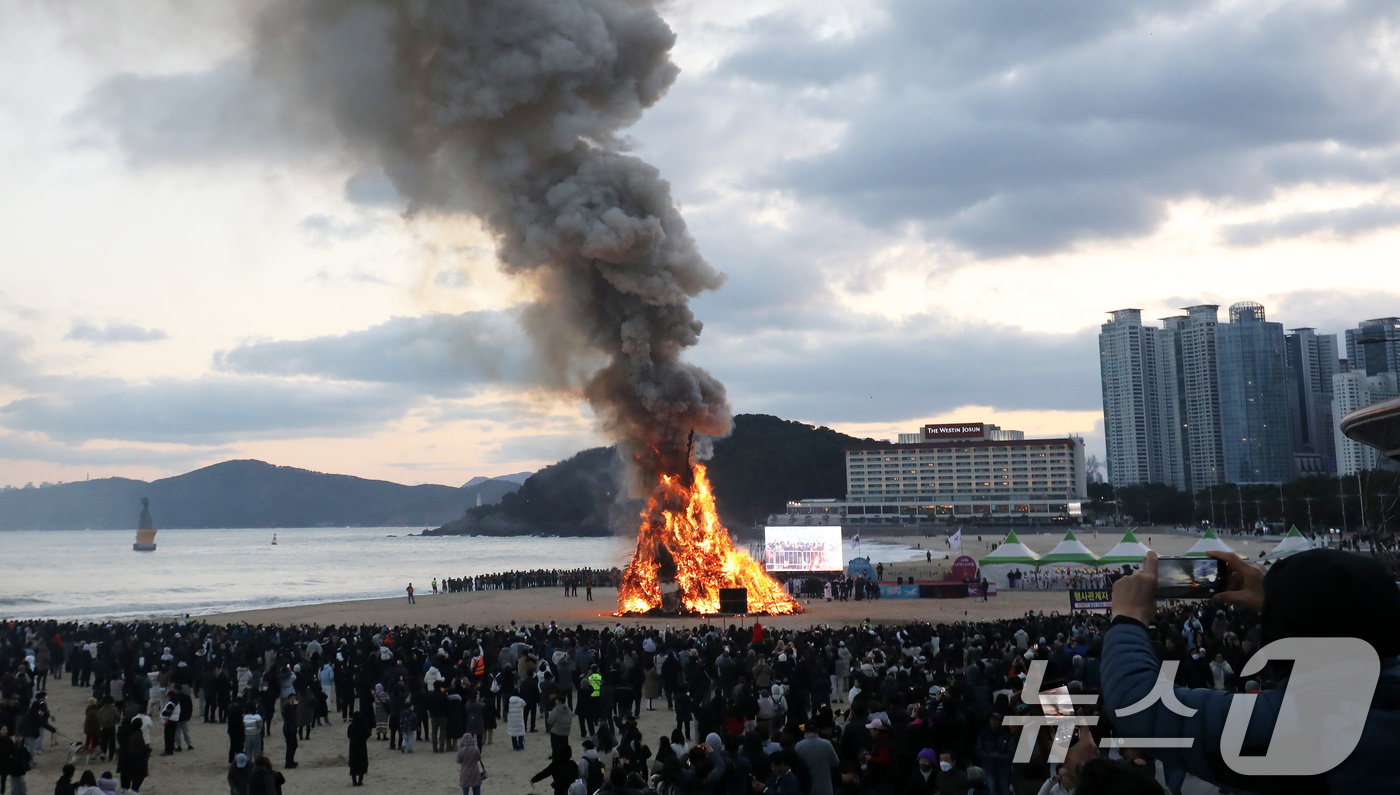 (부산=뉴스1) 윤일지 기자 = 정월대보름인 3일 오후 부산 해운대해수욕장에서 올 한해 건강과 풍요를 기원하는 달집태우기가 진행되고 있다.  2026.3.3/뉴스1