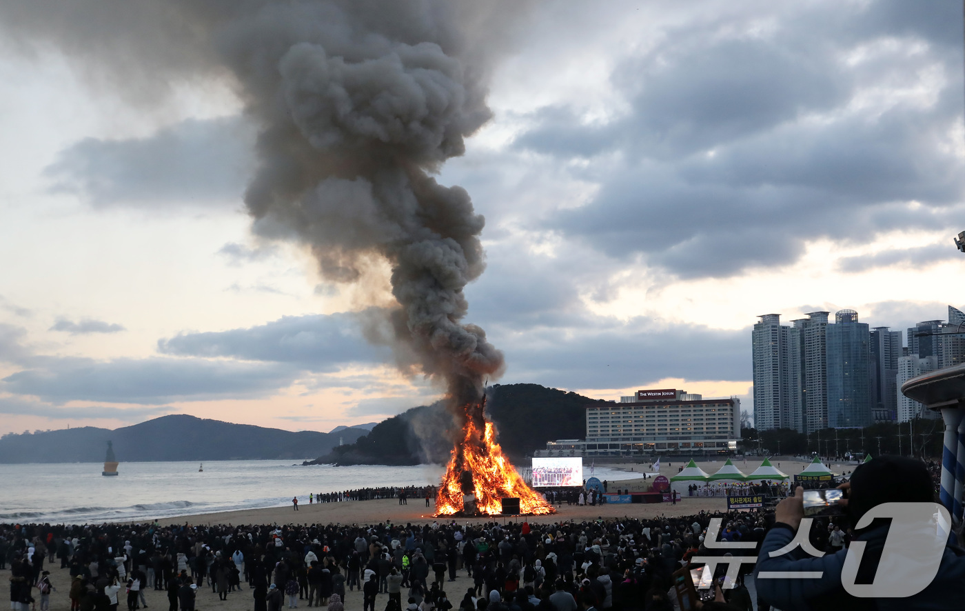 (부산=뉴스1) 윤일지 기자 = 정월대보름인 3일 오후 부산 해운대해수욕장에서 올 한해 건강과 풍요를 기원하는 달집태우기가 진행되고 있다.  2026.3.3/뉴스1