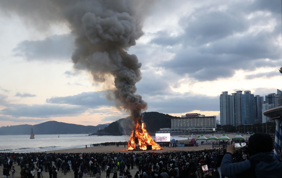해운대서 활활 타오르는 달집