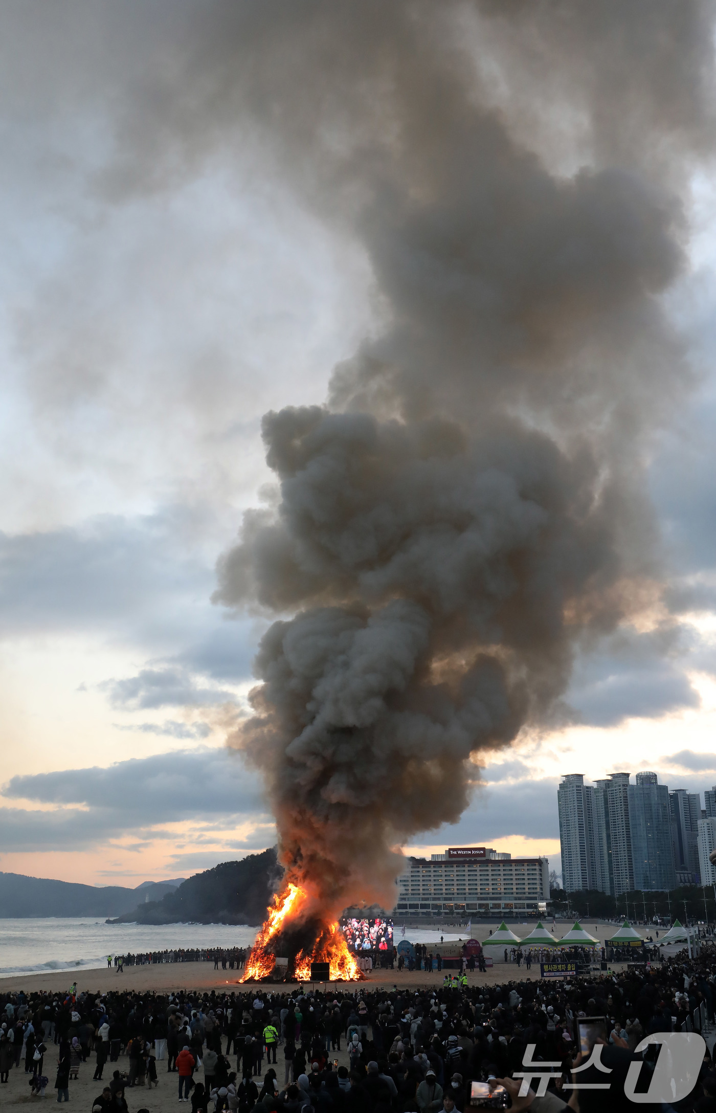 (부산=뉴스1) 윤일지 기자 = 정월대보름인 3일 오후 부산 해운대해수욕장에서 올 한해 건강과 풍요를 기원하는 달집태우기가 진행되고 있다.  2026.3.3/뉴스1