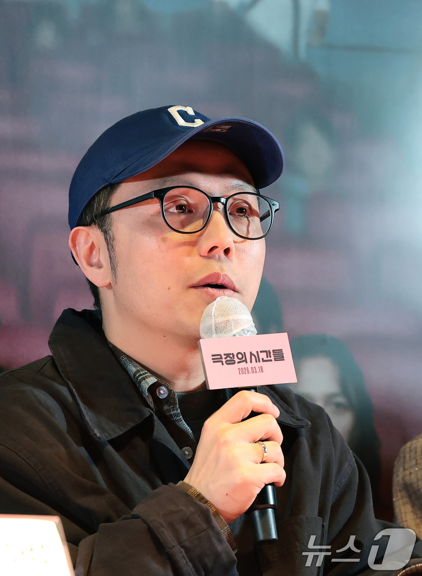 (서울=뉴스1) 권현진 기자 = 장건재 감독이 3일 서울 종로구 씨네큐브에서 열린 영화 ‘극장의 시간들’ 언론시사회 및 기자간담회에 참석해 인사말을 하고 있다.'극장의 시간들'은 …