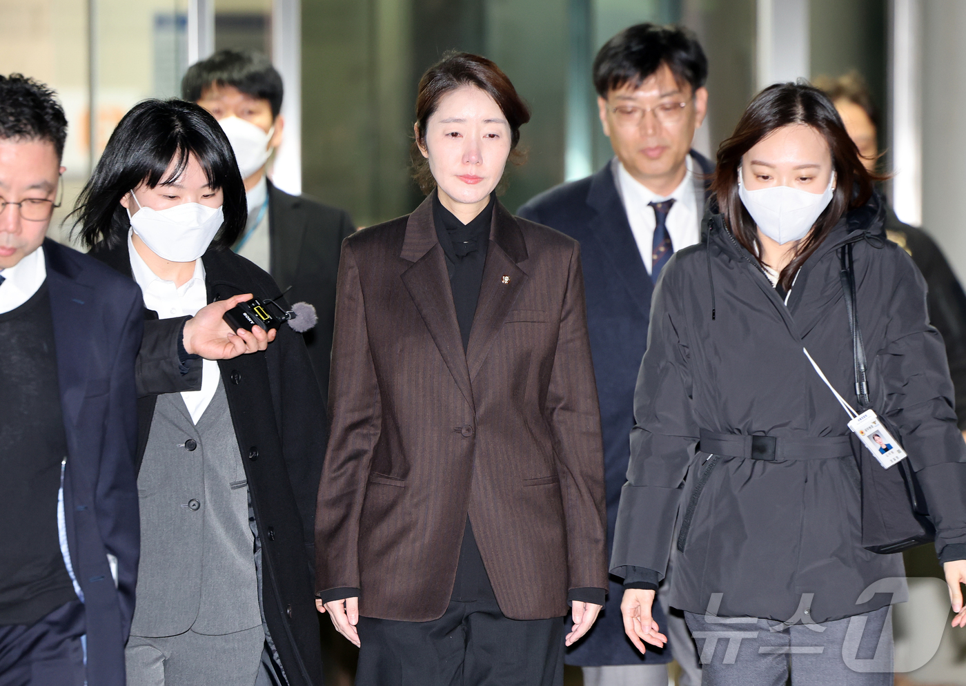 (서울=뉴스1) 김진환 기자 = '1억 공천헌금' 의혹을 받는 강선우 무소속 의원이 3일 오후 서울 서초구 중앙지법에서 열린 구속 전 피의자 심문을 마친 뒤 법정을 나서고 있다. …