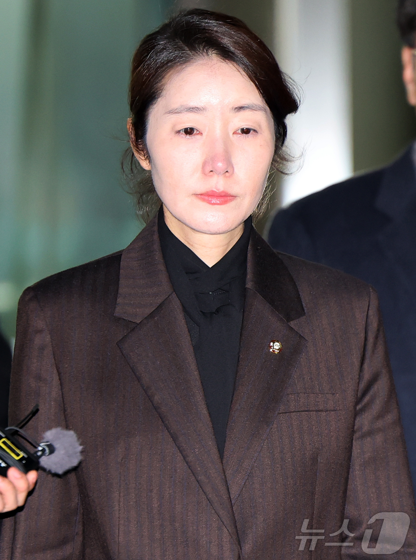 (서울=뉴스1) 김진환 기자 = '1억 공천헌금' 의혹을 받는 강선우 무소속 의원이 3일 오후 서울 서초구 중앙지법에서 열린 구속 전 피의자 심문을 마친 뒤 법정을 나서고 있다. …