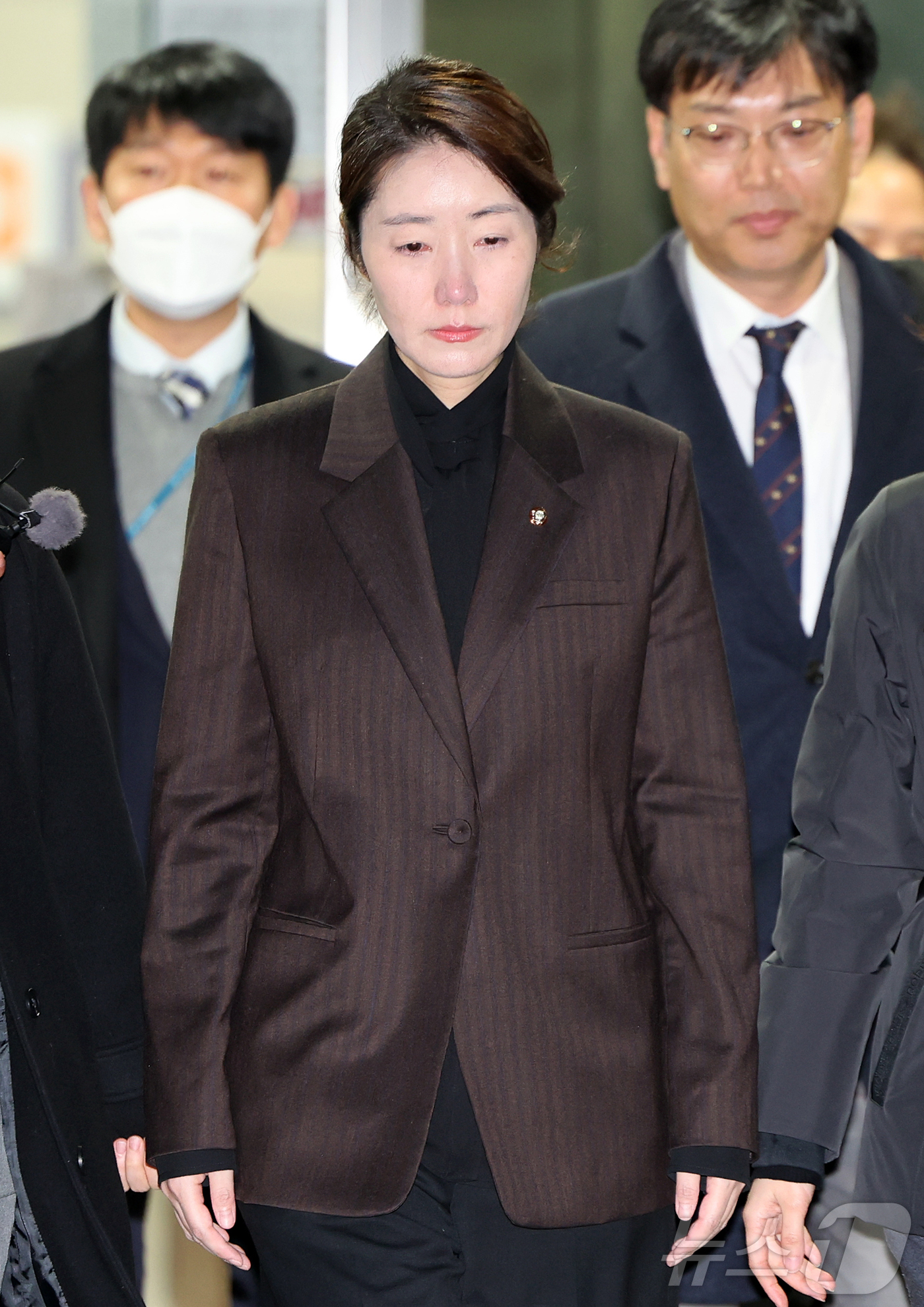 (서울=뉴스1) 김진환 기자 = '1억 공천헌금' 의혹을 받는 강선우 무소속 의원이 3일 오후 서울 서초구 중앙지법에서 열린 구속 전 피의자 심문을 마친 뒤 법정을 나서고 있다. …