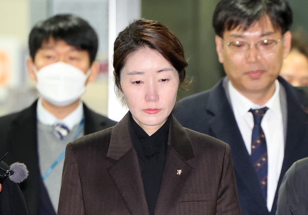 굳은 표정으로 호송차 향하는 강선우 의원