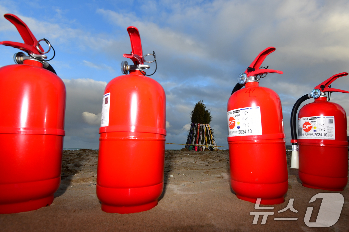 (포항=뉴스1) 최창호 기자 = 정월대보름인 3일 오후 경북 포항시 북구 청하면 월포해수욕장에서 진행될 예정이었던 달집태우기 행사가 강풍에 전면 취소됐다.이날 포항시에는 월포해수욕 …