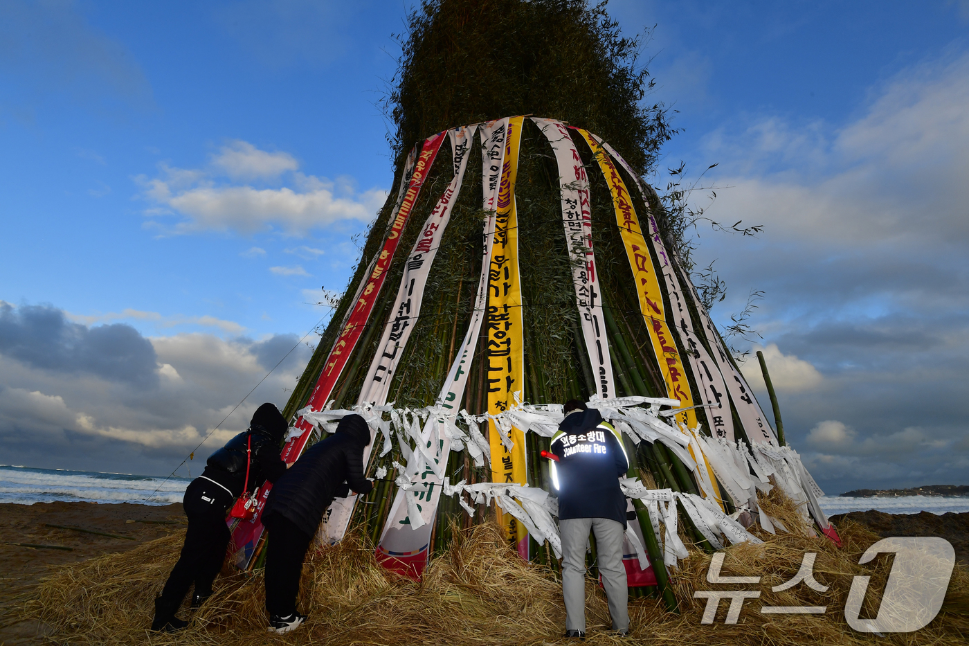 (포항=뉴스1) 최창호 기자 = 정월대보름인 3일 오후 경북 포항시 북구 청하면 월포해수욕장에서 진행될 예정이었던 달집태우기 행사가 강풍에 전면 취소됐다.이날 포항시에는 월포해수욕 …