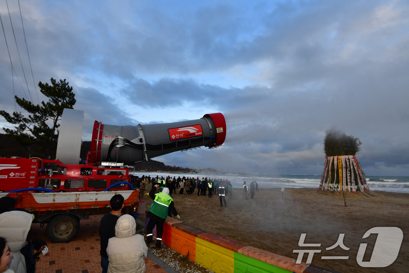 (포항=뉴스1) 최창호 기자 = 정월대보름인 3일 오후 경북 포항시 북구 청하면 월포해수욕장에서 진행될 예정이었던 달집태우기 행사가 강풍에 전면 취소됐다.이날 포항시에는 월포해수욕 …