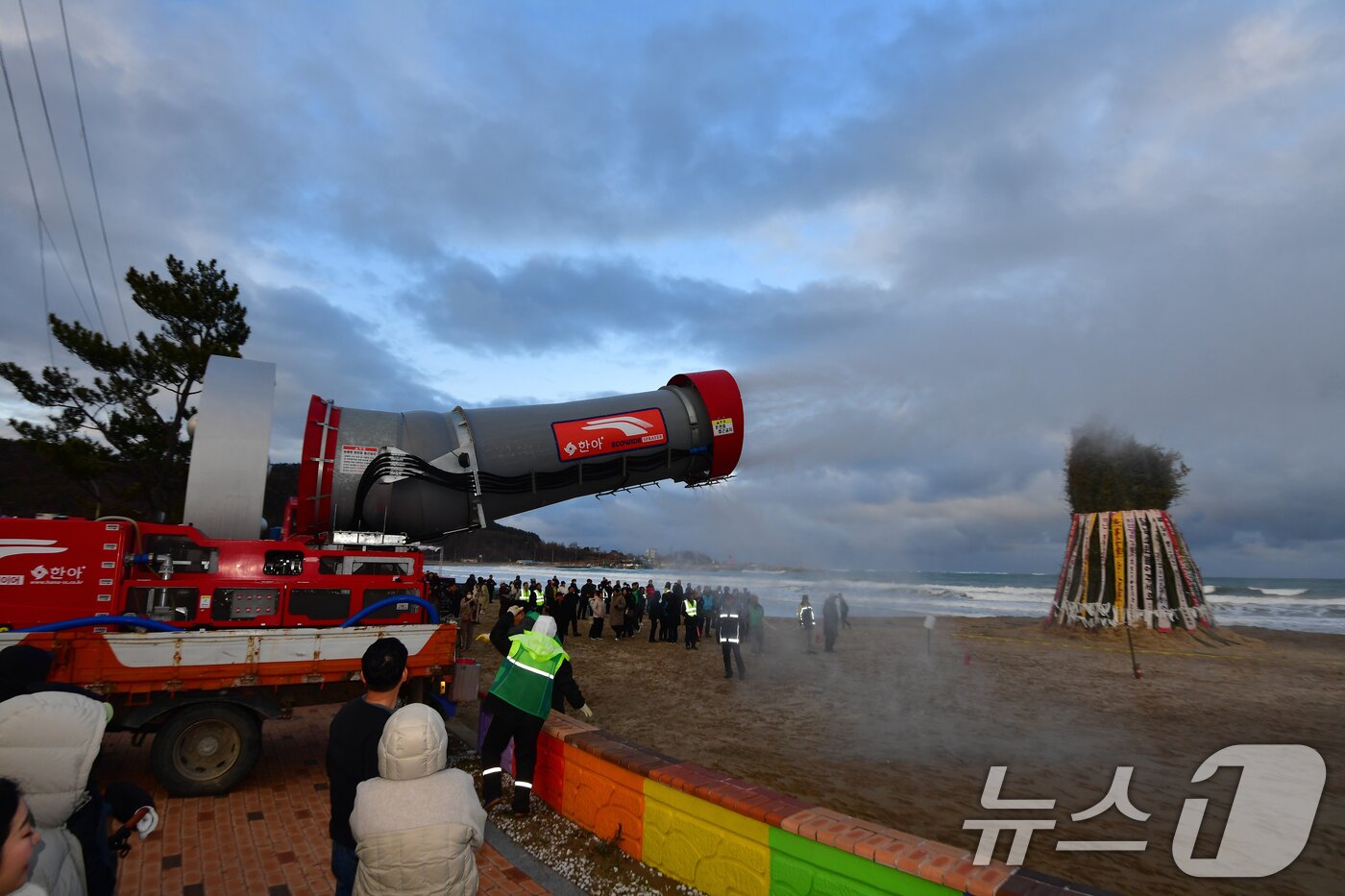 본문 이미지 - 정월대보름인 3일 오후 경북 포항시 북구 청하면 월포해수욕장에서 광역살포기가 백사장에 설치된 달집 방향으로 물을 뿌려보고 있지만 강풍에 날리고 있다. 2026.3.3 ⓒ 뉴스1 최창호 기자
