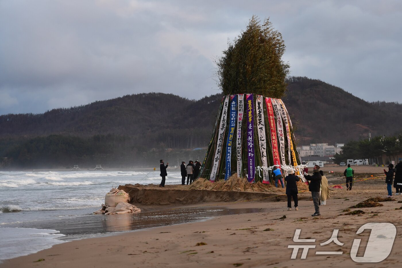 본문 이미지 - 정월대보름인 3일 오후 경북 포항시 북구 청하면 월포해수욕장 백사장에 설치된 달집쪽으로 높은 파도가 밀려들고 있다. .2026.3.3 ⓒ 뉴스1 최창호 기자