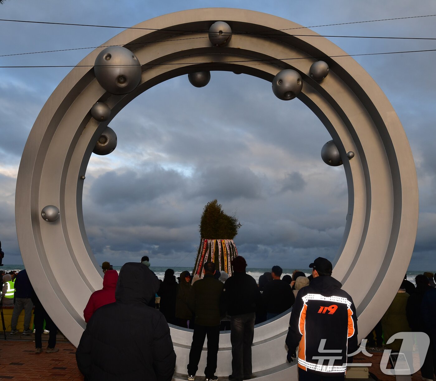 본문 이미지 - 정월대보름인 3일 오후 경북 포항시 북구 청하면 월포해수욕장에서 진행될 예정이었던 달집태우기 행사가 강풍에 전면 취소됐다.2026.3.3 ⓒ 뉴스1 최창호 기자