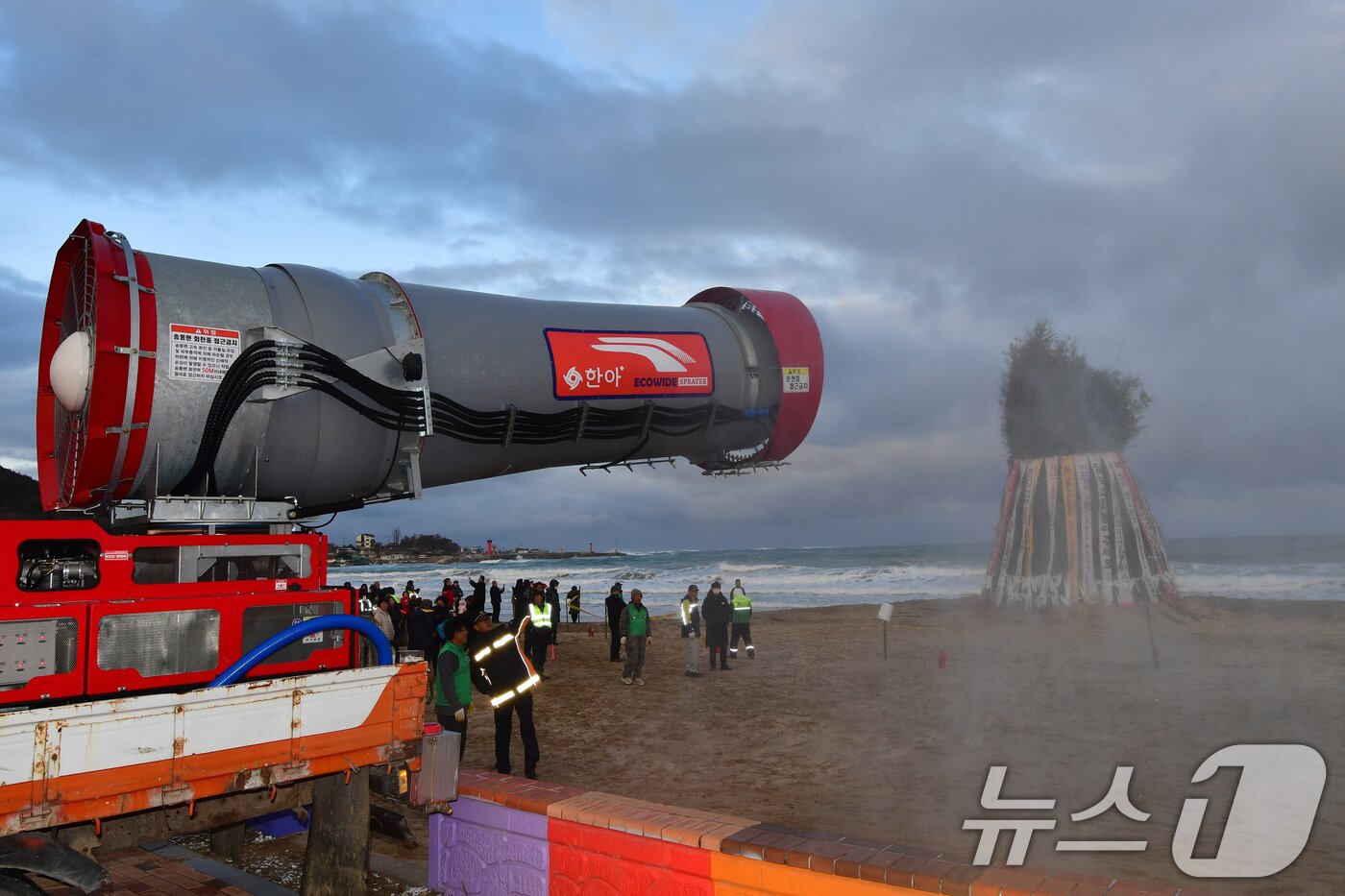 본문 이미지 - 정월대보름인 3일 오후 경북 포항시 북구 청하면 월포해수욕장에서 광역살포기가 백사장에 설치된 달집 방향으로 물을 뿌려보고 있지만 강풍에 날리고 있다. 2026.3.3 ⓒ 뉴스1 최창호 기자
