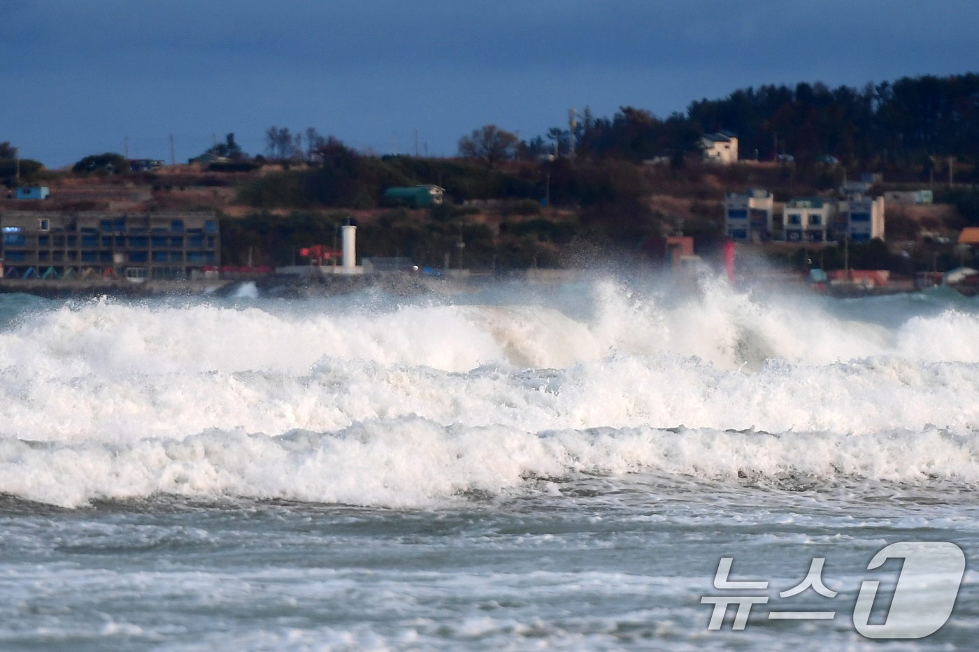 (포항=뉴스1) 최창호 기자 = 3일 경북 포항시 북구 청하면 월포해수욕장 백사장으로 높은 파도가 밀려들고 있다.  2026.3.3/뉴스1
